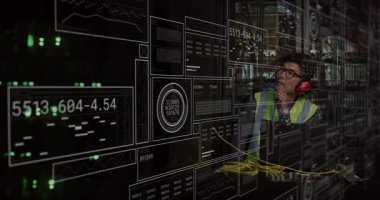 Veri merkezi raf izleme sunucu metriklerinde gelişmekte olan UI kaplamasını dinamik bir şekilde çalışan teknisyen. Teknoloji, veri, analitik, siber güvenlik, ağ, altyapı, mühendislik