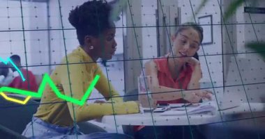 İş arkadaşları çizelgeleri gözden geçiriyorlar çizelgeleri başlatıyorlar ızgara üzerinde kayıyorlar, analizleri tamamlıyorlar. İşbirliği, analiz, takım çalışması, tartışma, veri, yenilik, profesyonel