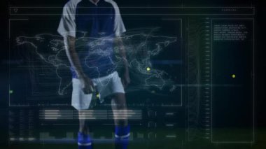 Futbolcu gelen topu yastıklıyor sonra analiz için spor analitiği altında vuruyor. Sporcu, spor, dinamik, teknoloji, performans, stadyum, fitness