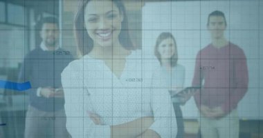 Toplantı odasındaki ekip şebeke kaplamasını başlatıyor, renkli trend çizgilerini sürüp iş büyümesini eşleştiriyor. İşbirliği, analitik, ilerleme, yenilik, strateji, takım çalışması, veri