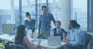 İş planlaması sırasında şeffaf veri tablolarını etkinleştiren jestler kullanan takım. İşbirliği, yenilik, takım çalışması, veri görselleştirme, modern ofis, iş stratejisi, dijital arayüz