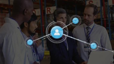 Depo ekibi dizüstü bilgisayarın etrafında toplanıyor, düğüm ağını başlatıyor ve lojistik haritayı genişletiyor. İşbirliği, teknoloji, ağ, lojistik, sanayi, takım çalışması, veri