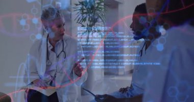 Kıdemli doktor, doktor tıkırtı tabletine bakarak genetik verileri inceliyor. Tıbbi, işbirliği, profesyonel, tanı, teknoloji, sağlık, yenilik