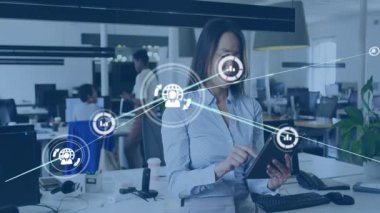 Ofisteki profesyonel tıkırtı tableti teknik kararlar için genişleyen veri ağını canlandırıyor. İşbirliği, dijital, bağlantı, analiz, takım çalışması, modern, iletişim