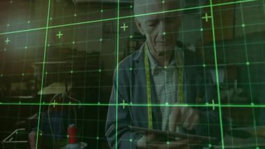 Üst düzey erkek terzi tıkırtısı tableti etkinleştiriyor yeşil ızgara örtüsü tarama atölyesi boyutlarını örtüyor. Teknoloji, yenilik, işçilik, dijital, hassasiyet, retro, profesyonel