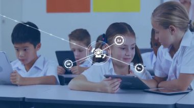 Oturan kız yardım için akranlarına bakıyor, tablete rehberlik eden ayakta duran kız ve yumurtlama sınıfı ağı. Eğitim, teknoloji, işbirliği, dijital, yenilik, öğrenme, sınıf