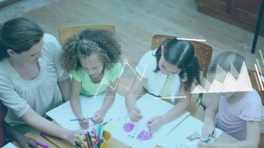 Sanat dersi için üç kıza rehberlik eden, işaretleri paylaşan, dijital çizelgeleri yüzdüren öğretmen. Yaratıcı, eğitim, işbirliği, pastel, ilham, sınıf, öğrenim