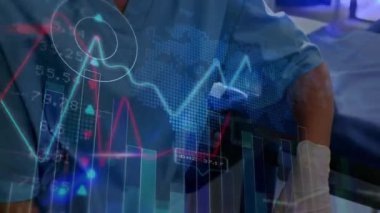 Hasta yatağının yanında çalışan bir kadın sağlık ölçümleri gösteren çizelgeler ve grafikler hazırlıyor. Tıbbi, analitik, veri, görselleştirme, teknoloji, sağlık, profesyonellik