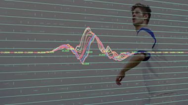 Grafik zirveleri ve top girerken ağırlığını değiştiren sporcu veri analizi için bisiklet tekmesi atıyor. Spor, fitness, action, dynamic, outdoor, technology, athleticism