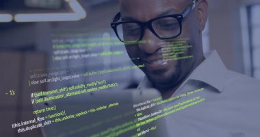 Tableti göz seviyesine yükselten ve modern teknoloji ofisindeki kaydırma kodlarını inceleyen adam. Teknoloji, yenilik, programlama, yazılım, dijital, çalışma alanı, profesyonel