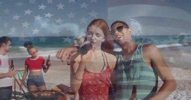 Barbekü şefi hamburgerleri çevirirken arkadaşları da telefonları kontrol ediyor ve yiyecek pazarlaması için şişeleri yudumluyor. Plaj partisi, açık hava yemekleri, yaz havası, rahatlama, sosyalleşme, boş zaman, hareketlilik.