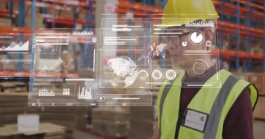 Depo yöneticisi raflara giriyor ve holografik çizelgeleri etkinleştiriyor. Envanter ölçümlerini takip ediyor. Teknoloji, analitik, lojistik, veri, yönetim, işletme, fütürist