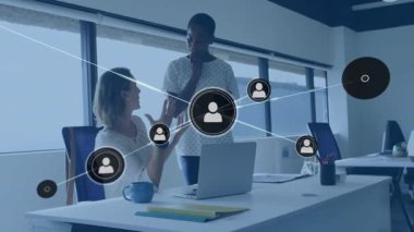 Oturmuş bir kadın, meslektaş olarak el kol hareketi yapıyor ve ağı etkinleştiriyor iş büyümesini canlandırıyor. İşbirliği, yenilik, dijital, bağlantı, takım çalışması, iletişim, profesyonel