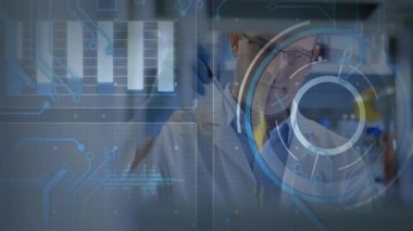 Araştırmacı örnek tüpü şeffaf ikili grafik görüntüleme ve test taraması için çalıştırıyor. Teknoloji, yenilik, bilim, kesinlik, fütüristik, analitik, laboratuvar