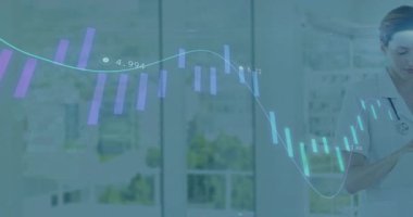 Hastanın yanındaki bulguları açıklamak için tıkırdayan hemşire tablosu camda animasyon çizelgesi gösteriyor. Tıbbi, sağlık, veri görselleştirme, hastane, profesyonel, hasta bakımı, teknoloji