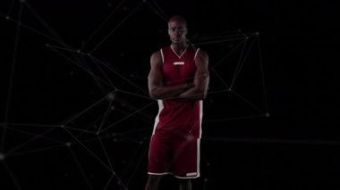 Atlet değişen çizgilere tepki veriyor. Bakışlarını yükseltiyor ve kollarını çaprazlıyor. Spor teknolojisi gücünü gösteriyor. Fütürist, dijital, teknoloji, atletizm, dinamik, soyut, yenilik