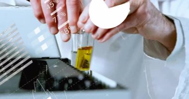 Kıdemli bilim adamı laboratuvar analizi için sarı tüpleri alıyor ve animasyon veri grafiklerini izliyor. Araştırma, yenilik, kesinlik, biyoteknoloji, analiz, tanı, bilimsel