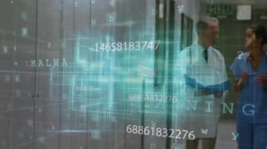 Doktor ve hemşire hastane koridorunda yürürken şebeke kötü amaçlı yazılım saptama rakamlarının titreştiğini gösteriyor. Tıbbi, teknoloji, siber güvenlik, dijital, sağlık, veri, analiz