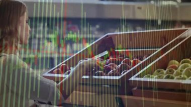 Alışveriş yapan kişi market kutularından kırmızı elma seçiyor ve canlandırılmış veri grafikleriyle tazeliği ölçüyor. Tazelik, üretim, süpermarket, tüketici, teftiş, olgun, sağlıklı