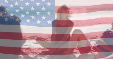 Sohbet, dostların plajda rahat rahat seyahat reklamlarında oynamalarına yol açıyor. Tatil, boş zaman, ufuk, açık hava, canlı, yoldaşlık, yaşam tarzı.