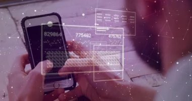 Bilgi İşlem Uzmanı akıllı telefonu dinleyerek, sayısal kodları görüntüleyen holografik şebeke üretiyor. Teknoloji, yenilik, veri, dijital, fütüristik, çalışma alanı, yazılım