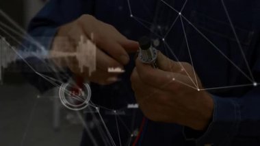 Teknik laboratuardaki teknisyen kırmızı kabloları incelerken siyah başlığı çıkartıyor. Sanayi, kesinlik, montaj, mühendislik, makine, zanaat, yenilik