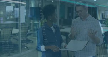 Cam panelin yanında dizin tutan meslektaşlar kod incelemesini kaydırma kodlarıyla tartışıyor. İşbirliği, yenilik, teknoloji, iletişim, takım çalışması, modern, profesyonel