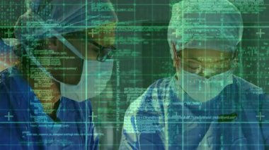 Cerrahi ekip ışıkların altında hastanın üzerine eğiliyor yeşil şebeke koduna başlıyor ve iletişimde dalgalanmalar oluyor. Tıbbi, takım çalışması, teknoloji, yenilik, profesyonellik, hassasiyet, sağlık hizmetleri