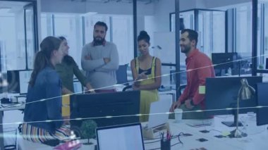 İş ekibi masa başında toplanıyor, kadın hareketleriyle ağ genişlemesini izliyor. İşbirliği, takım çalışması, yenilik, bağlantı, modern, profesyonel, dijital