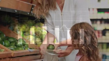 Anne market koridoruna giriyor ve çocuğa avokado seçerek sağlıklı atıştırmalıklar hazırlıyor. Aile, alışveriş, taze ürün, eğitim, yetiştirme, sağlıklı, etkileşim