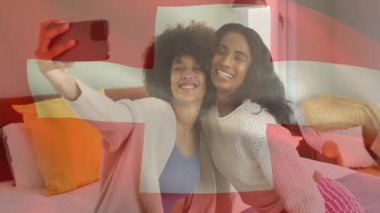 Anne ve kızı, akıllı telefon kullanarak ve selfieleri inceleyerek sosyal medya selfie 'si için kollarını uzatıyor. Aile, bağ, bağ, günlük, yaşam tarzı, samimiyet, neşe