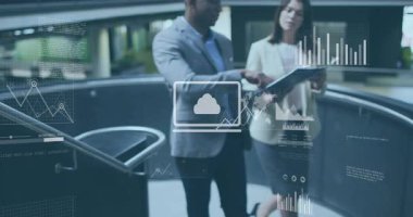 İş arkadaşları balkonda klasör açıyorlar ve ölçümleri incelerken animasyon çizelgeleri çıkarıyorlar. Şirket, takım çalışması, analitik, veri görselleştirme, modern, profesyonel, işbirliği