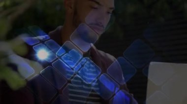 Uzaktan kumandalı profesyoneller mavi şebekeye dizüstü bilgisayarda yazarak ve terasta kahve yudumlayarak cevap veriyorlar. Teknoloji, çok yönlülük, çağdaş, çalışma alanı, boş zaman, bağlantı, yenilik