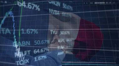 Bitirici beyaz şerit, saydam camlara Fransız bayrağı boyayan bir adam. Soyut, modern, resimsel, finansal, dijital, yaratıcı, dinamik