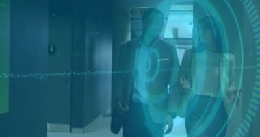 İş arkadaşları ofis koridoruna girerken grafik tarama hareketlerini iş görüşleri için üst üste koyuyorlar. Teknoloji, yenilik, şirket, hareket, ağ oluşturma, fütüristik, profesyonel