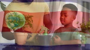 Babam evde bahçe işleri yapmak için toprak topluyor ve tomurcuk yetiştirmek için toprak sisleyen oğluna rehberlik ediyor. Aile, akıl hocalığı, büyüme, doğa, eğitim, yetiştirme, ilham