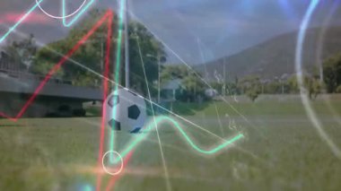 Futbolcunun ayağı, performans ölçümlerini gösteren spor teknolojisini etkinleştiren topta sallanıyor. Analizler, spor, rekabet, performans, biyomekanik, açık hava, teknoloji