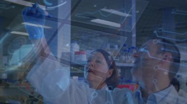 Stylus 'u laboratuvar arayüzüne bağlayan kadın bilim adamı veri analizi için hologram panellerini gösteriyor. Gelecekçi, yenilikçi, işbirliği, teknoloji, araştırma, dijital, analitik