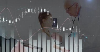 Hekim, steteskop kullanarak akciğerleri değerlendiriyor, tablet asistanlığını yaparken sağlık tabletlerini etkinleştiriyor. Tıbbi, sağlık, teknoloji, pediatri, teşhis, görselleştirme, klinik