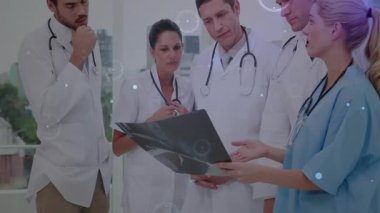 Kadın doktor, radyograflı bir erkeği tutuyor. Doktor filme işaret ediyor. Terasta hareketli veri örtülerine neden oluyor. Tıbbi ekip, şehir çatısı, dijital analiz, sağlık işbirliği, bilimsel inceleme, profesyonel ağ, modern tıp