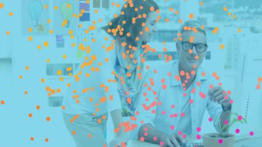 Kadın iş arkadaşı olarak fareye tıklayan erkek işçi animasyon web tasarımı fikirlerini ortaya çıkarıyor. İşbirliği, takım çalışması, dijital, geleceksel, yenilik, yaratıcı, teknoloji