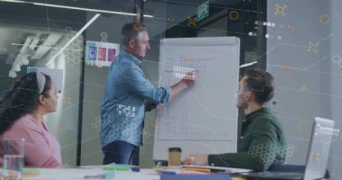 Sunucu Dev Pazarlama CRM başlıklarını çizelgeye iş planlaması için kaplama ekleyerek yazmaya başladı. İşbirliği, beyin fırtınası, veri görselleştirme, profesyonel tarz, işyeri, strateji, analiz