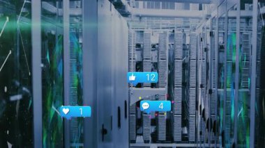 Mavi UI paneli raf koridorunda kayıyor. Dalgalanmayı gösteren solgun güncelleme tezgahlarına dönüşüyor. Teknoloji, dijital, veri, ağ, altyapı, fütüristik, yenilik