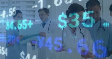 Tıbbi ekip önce klasör çizelgesini inceleyecek, sonra tablet tıklaması, verileri analiz edecek. Sağlık, işbirliği, dijital, analitik, profesyonellik, sağlık, takım çalışması