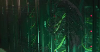 Sunucu rafında beliren noktalı harita örtüsü, bağlantıyı gösteren titreşimli LED 'lerle dönüyor. Teknoloji, veri, altyapı, siber, kablosuz, dijital, ağ