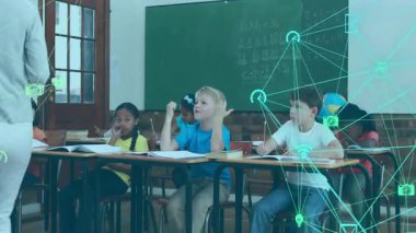 Öğretmen sınıfa giriyor, tahtayı işaret ediyor sonra animasyon yaparken çalışma kağıtlarını dağıtıyor. Eğitim, sınıf, öğrenme, dijital, öğretim, öğrenciler, etkileşim