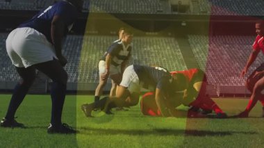 Rugby oyuncuları oyun kurucuya katılıyor, orta saha oyuncusu topu kapıyor ve arka tarafa doğru pas veriyor. Sporcular, takım çalışması, yoğunluk, çeviklik, rekabet, açık hava, spor