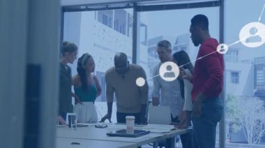 Ofiste dizüstü bilgisayara yaslanan takım, iş planlama için ağ simgeleri ve çizgiler oluşturuyor. İşbirliği, takım çalışması, yenilik, dijital, bağlantı, iş dünyası, modern