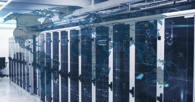 Beyaz sunucu raflarında kaybolan dünya haritası, görünen veri simgeleri ve veri akışını izleyen titreşimli çizgiler. Teknoloji, ağ oluşturma, siber güvenlik, dijital, otomasyon, altyapı, bağlantı