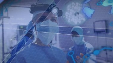 Ameliyathanede elini kaldıran kadın cerrah AR arayüzü ortaya çıkıyor ve prosedür haritası bilgilerini seçiyor. Holografi, sağlık, teknoloji, yenilik, işbirliği, kısır, kesinlik